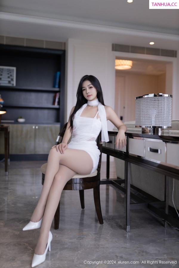   [XiuRen]高清写真图 2024.07.17 No.8875 谭小灵 丝袜美腿第4张图片